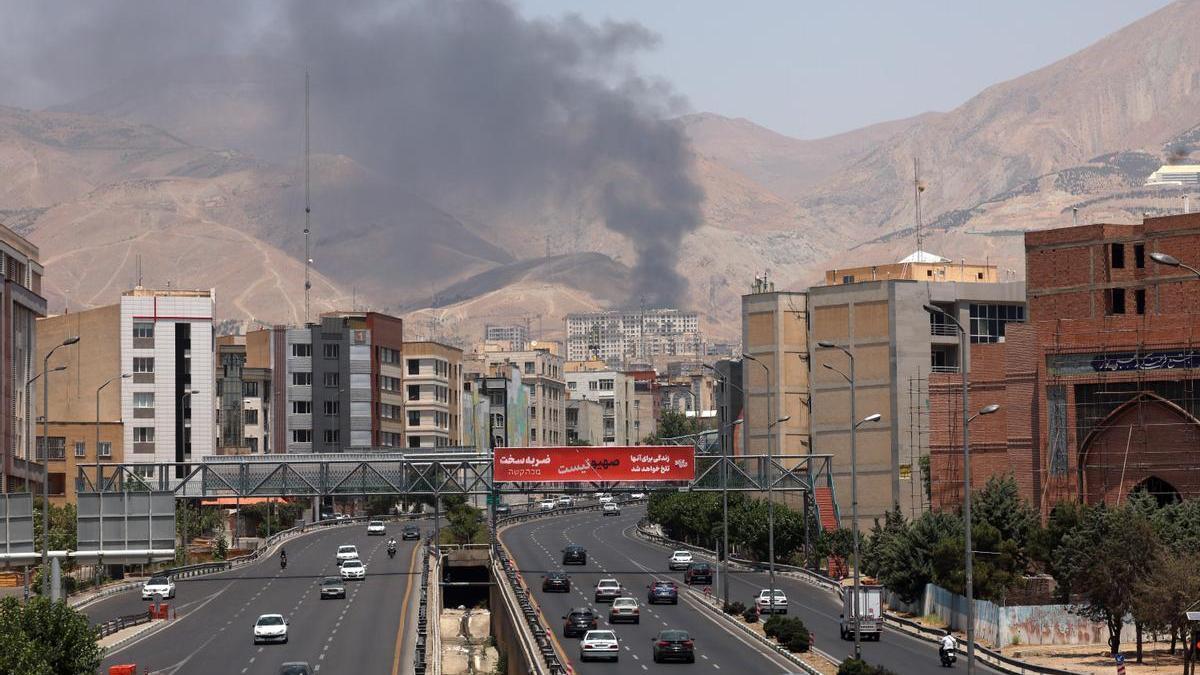El humo se eleva tras un ataque israelí contra una refinería de petróleo al noroeste de Teherán.