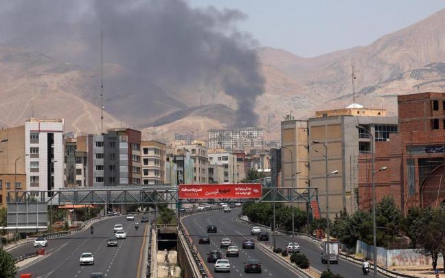 El humo se eleva tras un ataque israelí contra una refinería de petróleo al noroeste de Teherán. / EFE El humo se eleva tras un ataque israelí contra una refinería de petróleo al noroeste de Teherán.