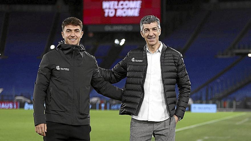 Zubimendi e Imanol, en el terreno de juego del Olímpico de Roma, que la plantilla txuri-urdin visitó a última hora de ayer. | FOTO: REAL SOCIEDAD