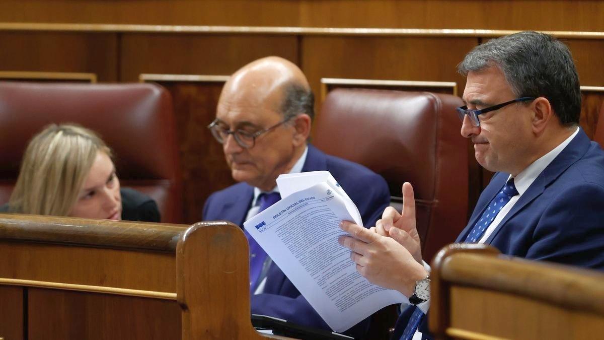 El portavoz del PNV en el Congreso y candidato a la reelección por Bizkaia, Aitor Esteban, con el también candidato Mikel Legarda.