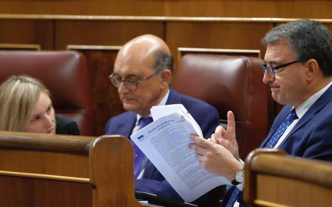 El portavoz del PNV en el Congreso y candidato a la reelección por Bizkaia, Aitor Esteban, con el también candidato Mikel Legarda.