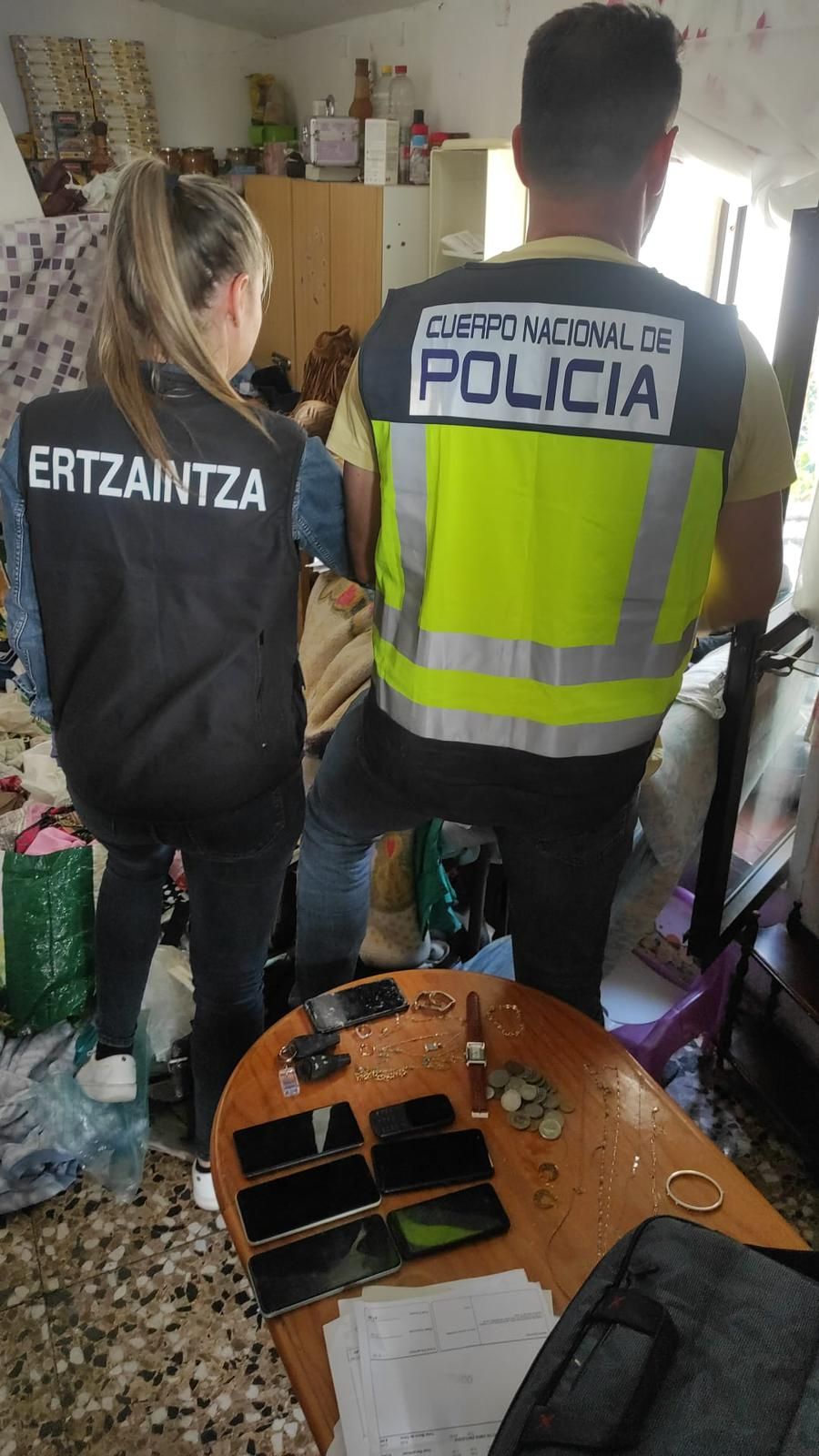 Agentes de la Ertzaintza y de la Policía Nacional durante la operación.