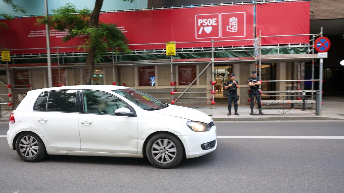 Dos agentes de la Policía Nacional delante de la sede nacional del PSOE en Ferraz.