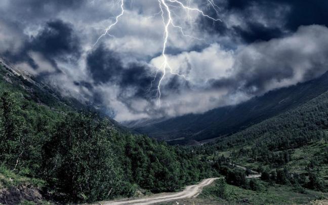 Un rayo cae sobre un bosque. Un rayo cae sobre un bosque.