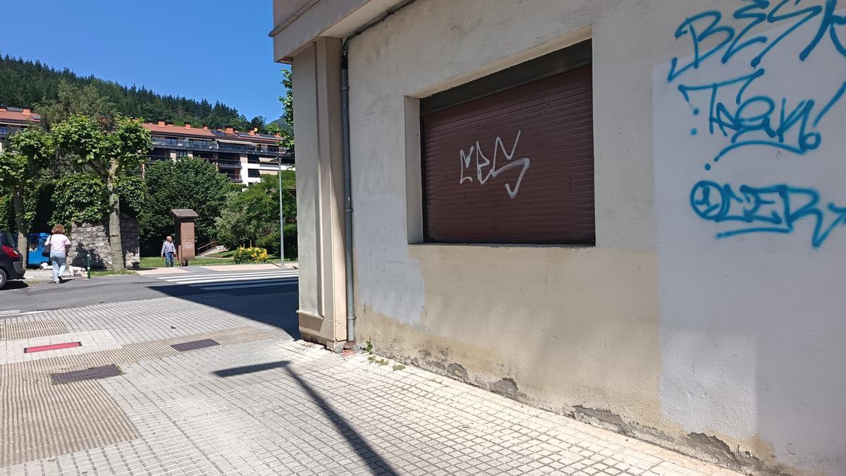 Pintadas en una pared del municipio.