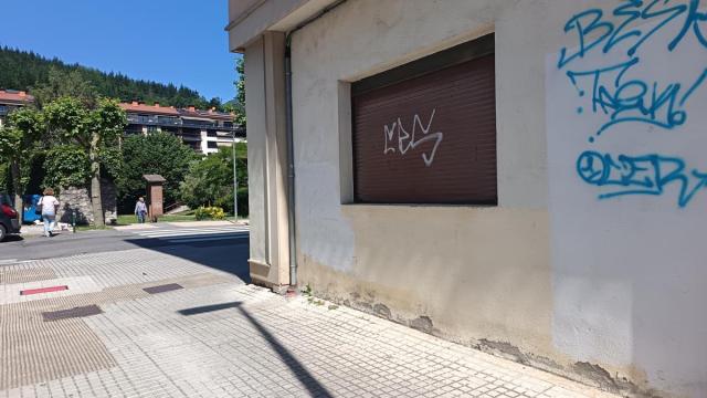 Pintadas en una pared del municipio.