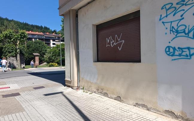 Pintadas en una pared del municipio.