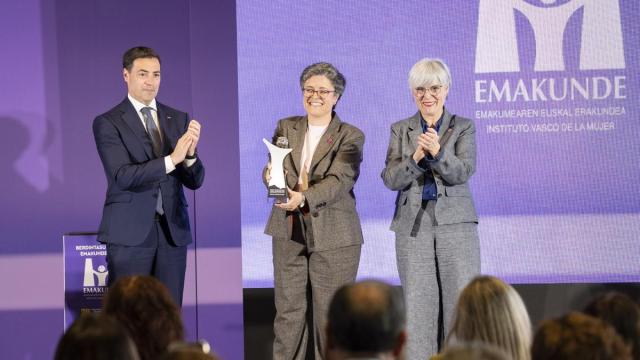 Mentxu Ramilo muestra el Premio Emakunde