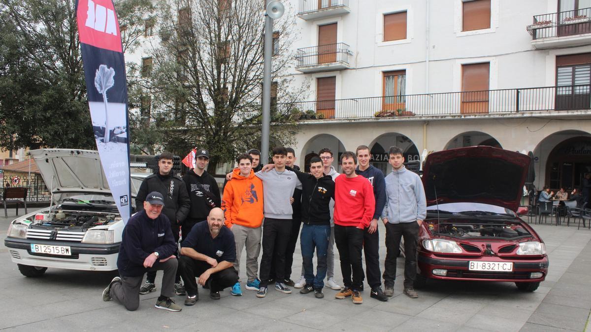 Docentes y alumnos de automoción de ALE en el acto realizado en la Herriko plaza para presentar a la ciudadanía el proyecto.