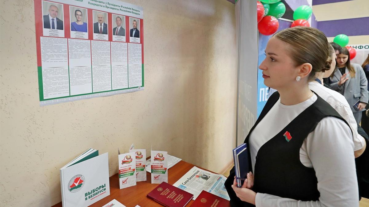 Una mujer acude a votar en las elecciones presidenciales de Bielorrusia.