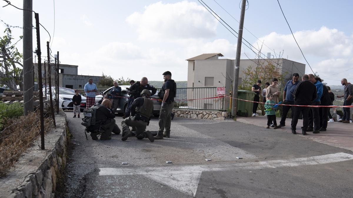 Miembros del Ejército israelí inspeccionan los restos de un proyectil disparado desde el lado libanés de la frontera, en la ciudad de Fassuta.