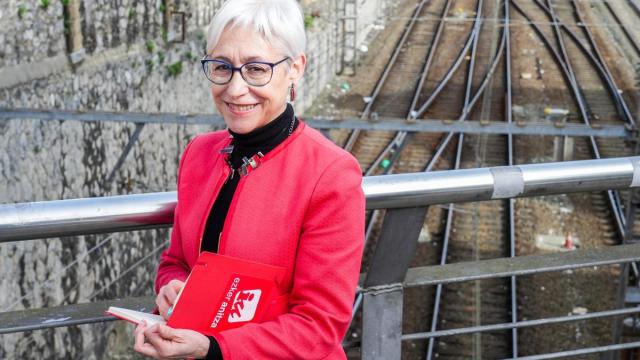 Arantza González posa en el exterior de la sede de Ezker Anitza-IU en Bilbao.
