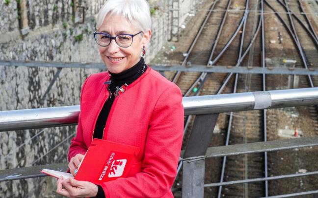 Arantza González posa en el exterior de la sede de Ezker Anitza-IU en Bilbao.