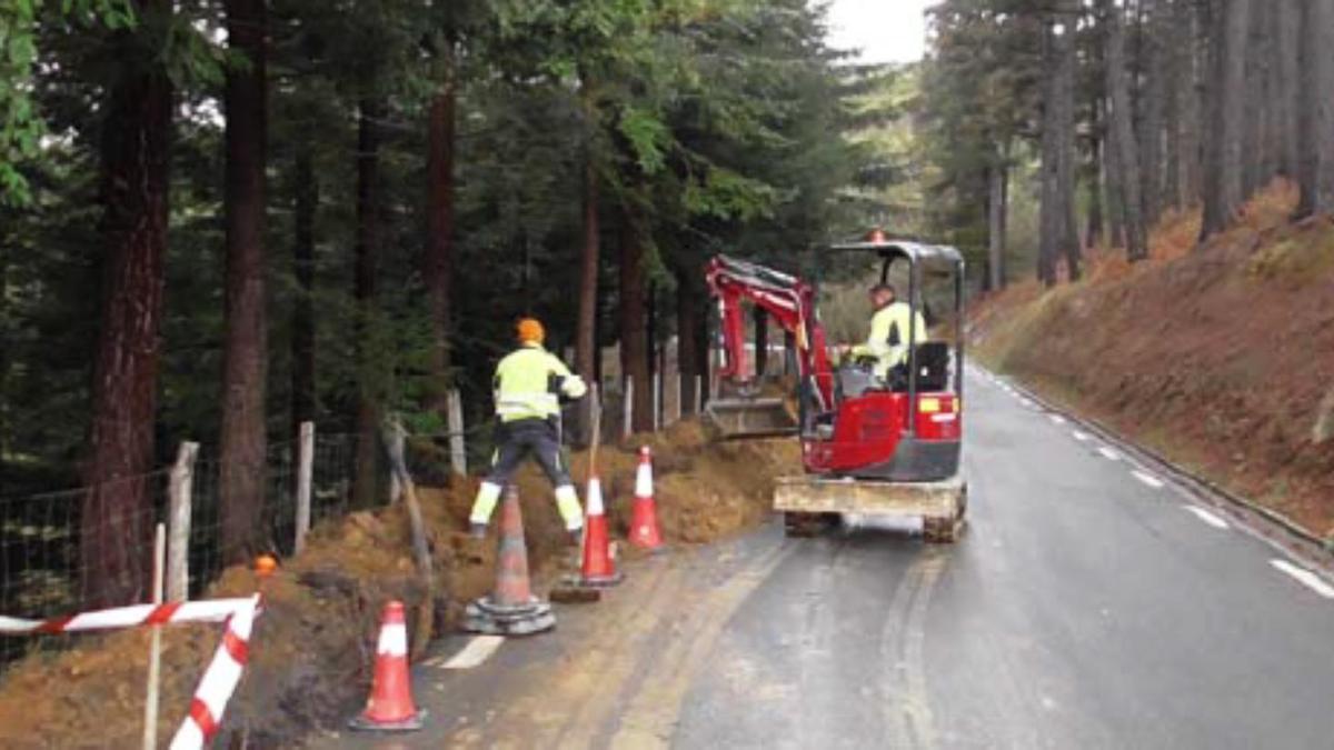 Labores de canalización para la mejora de suministro de agua en el barrio de Urrategi.
