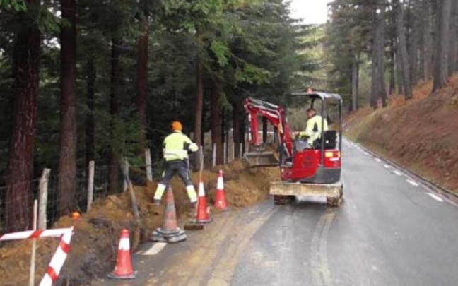 Labores de canalización para la mejora de suministro de agua en el barrio de Urrategi.