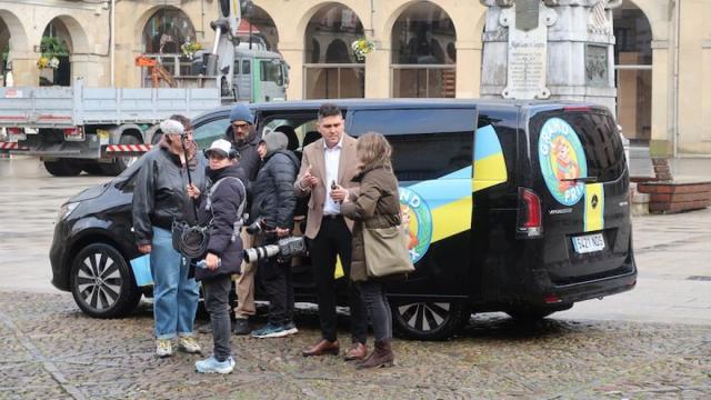 El alcalde, Mikel Serrano, conversa con los responsables del programa.
