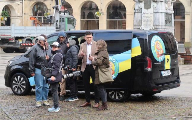 El alcalde, Mikel Serrano, conversa con los responsables del programa.