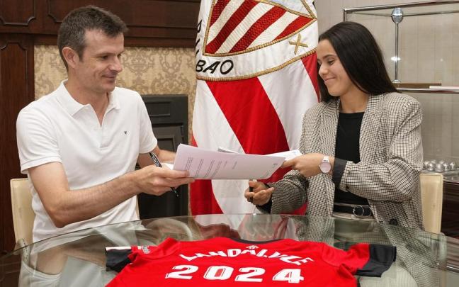 El presidente del Athletic, Jon Uriarte, y Naia Landaluze escenifican la renovación de contrato de la jugadora en Ibaigane.