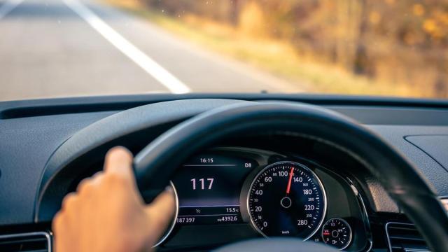 A menor velocidad, se reduce la distancia de frenado y el riesgo de accidentes graves / Freepik A menor velocidad, se reduce la distancia de frenado y el riesgo de accidentes graves