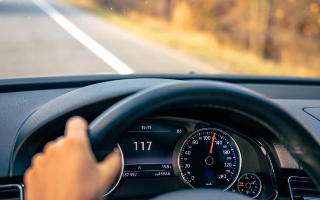 A menor velocidad, se reduce la distancia de frenado y el riesgo de accidentes graves / Freepik A menor velocidad, se reduce la distancia de frenado y el riesgo de accidentes graves