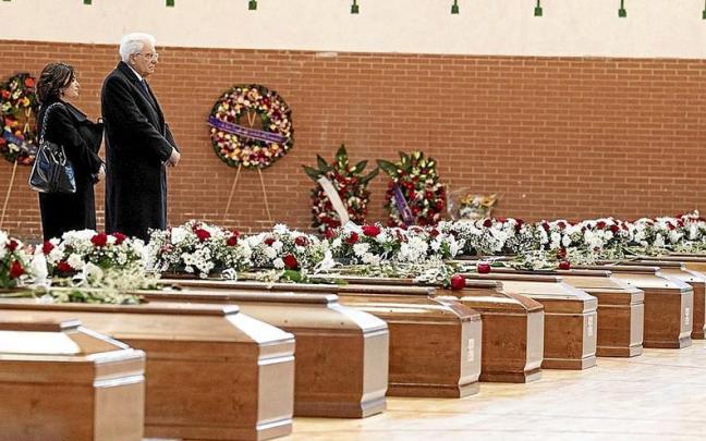 El presidente de la República, Sergio Mattarella, ante los féretros de los migrantes muertos. | FOTO: EFE