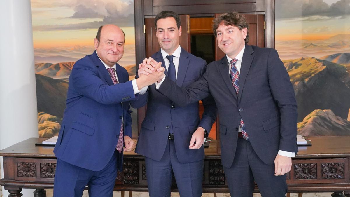 El presidente del EBB del PNV, Andoni Ortuzar, y el líder del PSE, Eneko Andueza, flanquean al lehendakari Pradales