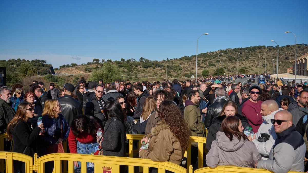 Admiradores asisten al acto de homenaje a Robe Iniesta, en el Palacio de Congresos de Plasencia.