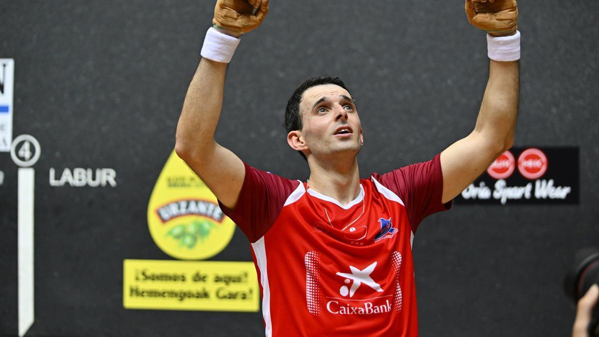 Altuna celebra el triunfo en la final del Manomanista.