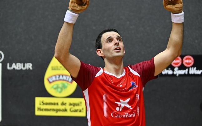 Altuna celebra el triunfo en la final del Manomanista. / Oskar Gonzalez Altuna celebra el triunfo en la final del Manomanista.