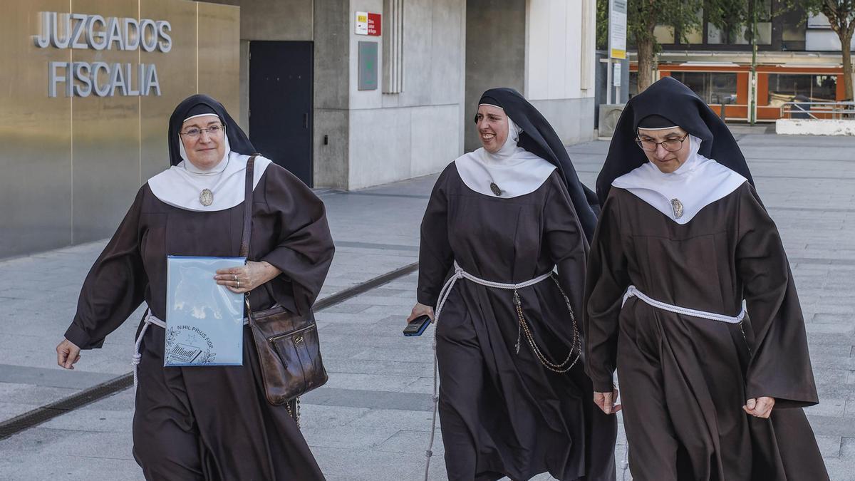 La madre superiora del convento de Belorado, Sor Isabel de la Trinidad, y otras dos monjas salen del juzgado de Burgos.