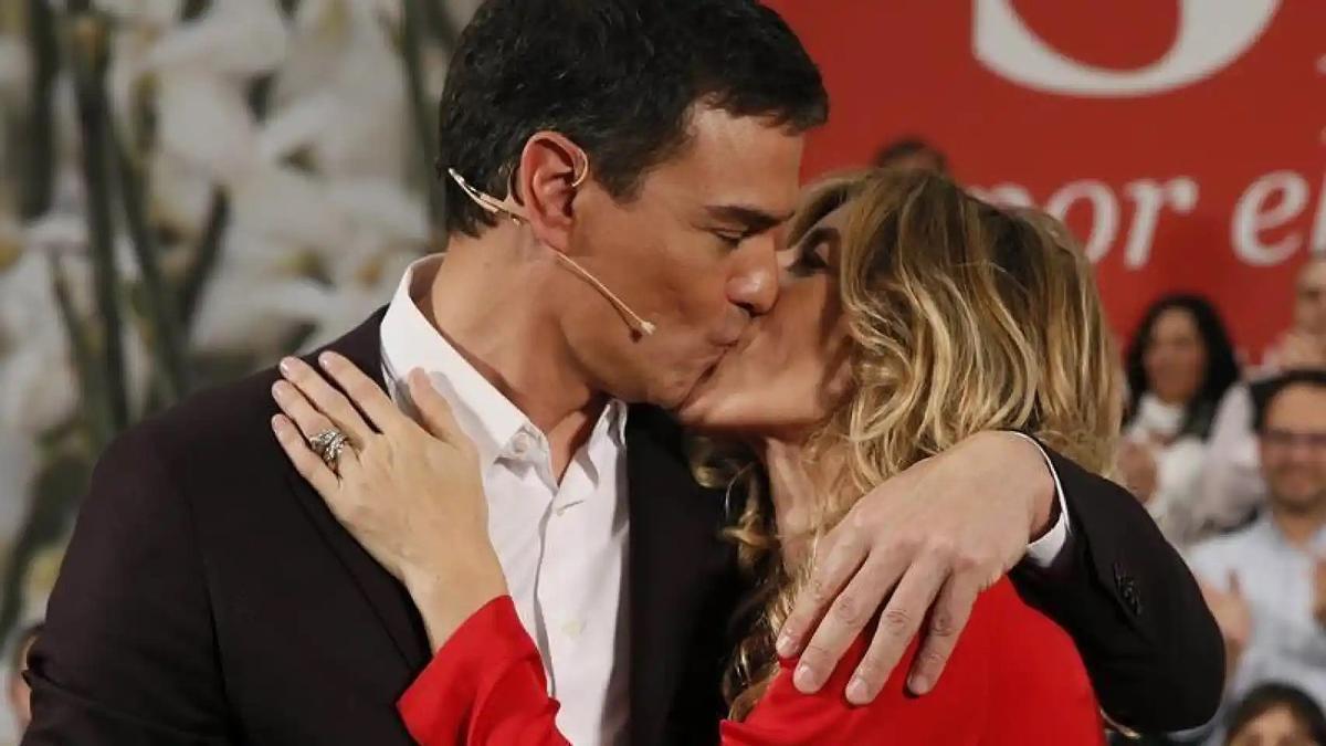 Pedro Sánchez y Begoña Gómez se besan en un mitin del PSOE