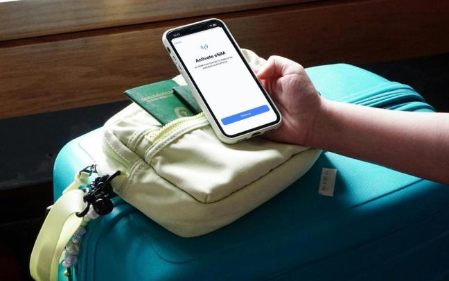 configurando AirTag en la maleta