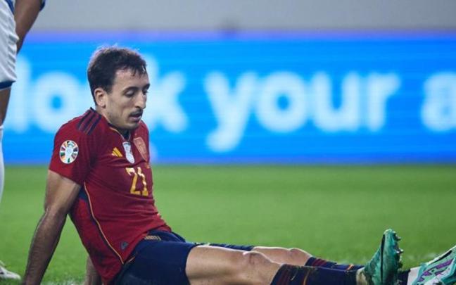 Mikel Oyarzabal, este jueves en Chipre tras lesionarse. / RFEF