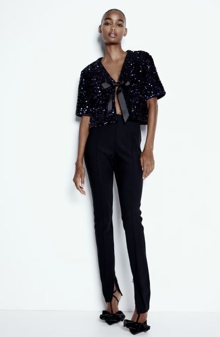 Original camisa de lentejuelas con un vistoso lazo.