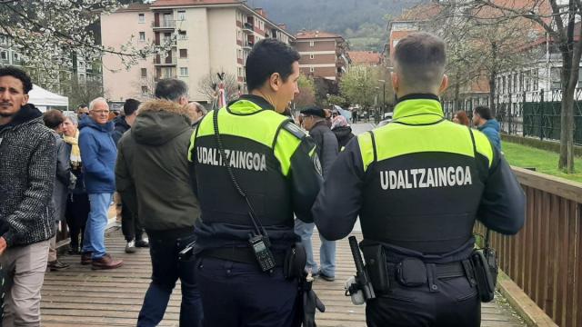 Agentes de la Policía Municipal de Laudio en labores de vigilancia durante la reciente feria de Viernes de Dolores