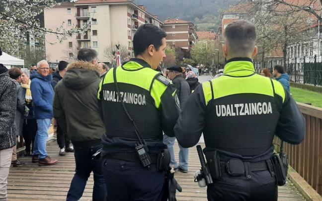 Agentes de la Policía Municipal de Laudio en labores de vigilancia durante la reciente feria de Viernes de Dolores