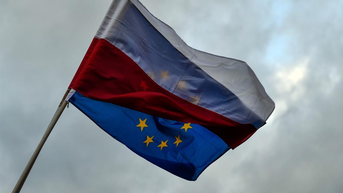 La bandera de Polonia ondea frente a la de la Unión Europea.