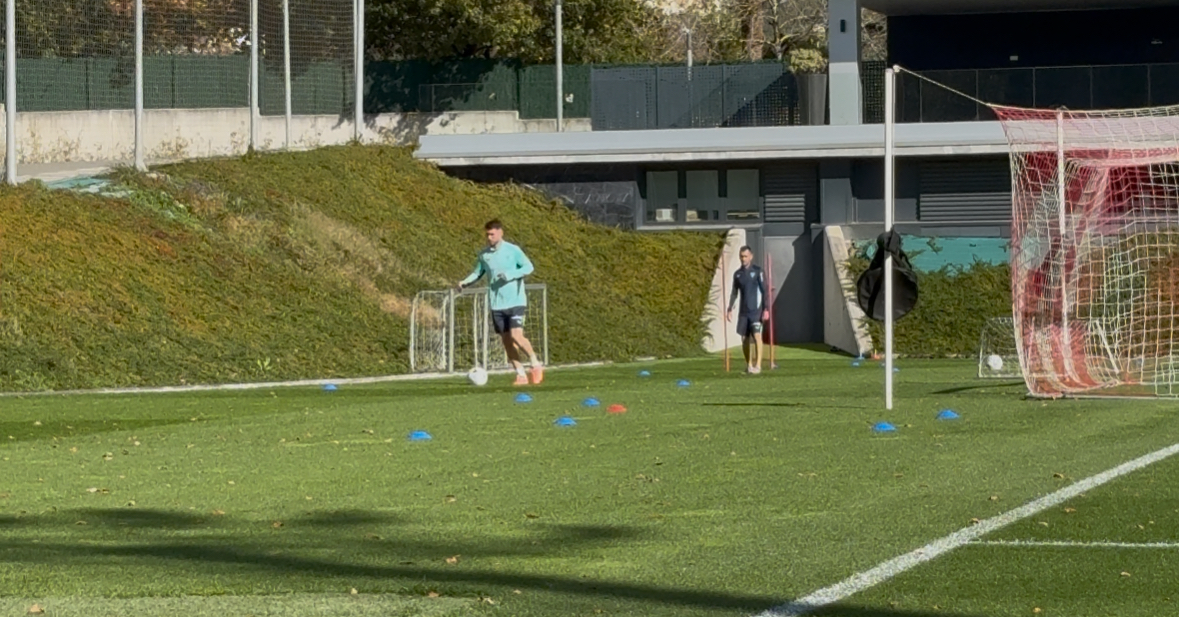 Aymeric Laporte toca balón en Lezama