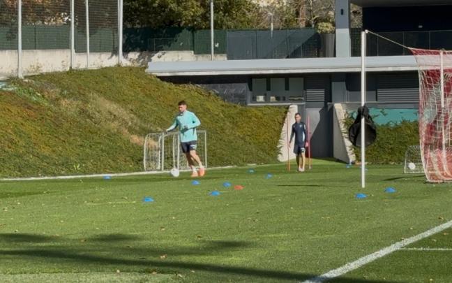 Aymeric Laporte toca balón en Lezama