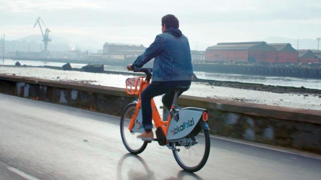 Una bicicleta de Bizkaibizi por el borde de la ría.
