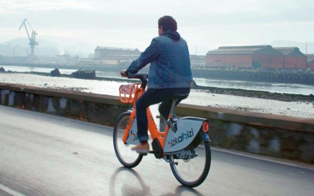 Una bicicleta de Bizkaibizi por el borde de la ría. Una bicicleta de Bizkaibizi por el borde de la ría.