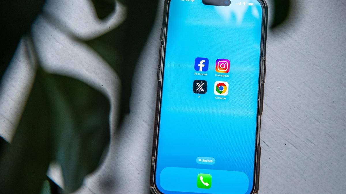 Un teléfono móvil muestra las aplicaciones de las redes sociales Facebook, Instagram y X y del navegador Chrome.