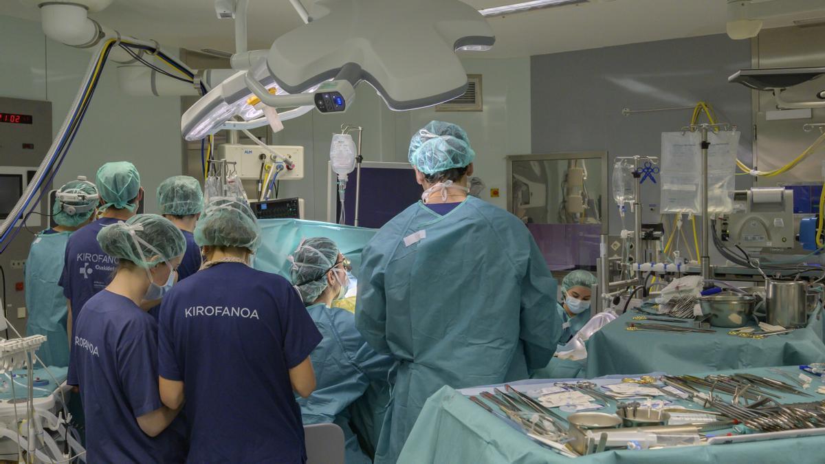 Un equipo de trasplantes realiza una intervención en el Hospital de Cruces.