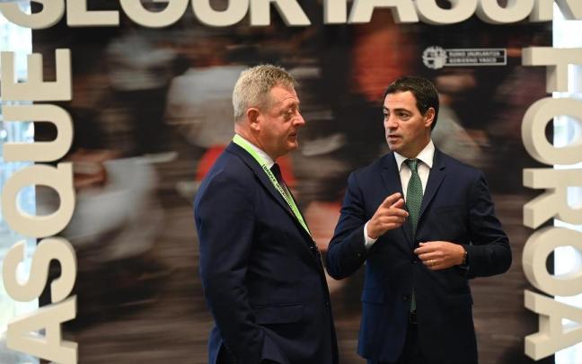 El consejero de Seguridad, Bingen Zupiria, y el lehendakari, Imanol Pradales, en el Basque Segurtasun Foroa