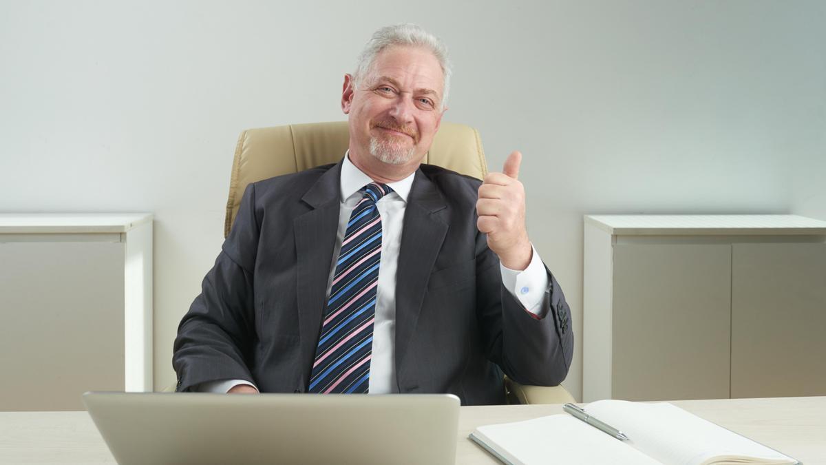 Las personas de 55 años o más muestran un mayor vínculo con la organización y una mayor implicación en el trabajo que las menores de esa edad, aunque registran niveles más elevados de estrés laboral.