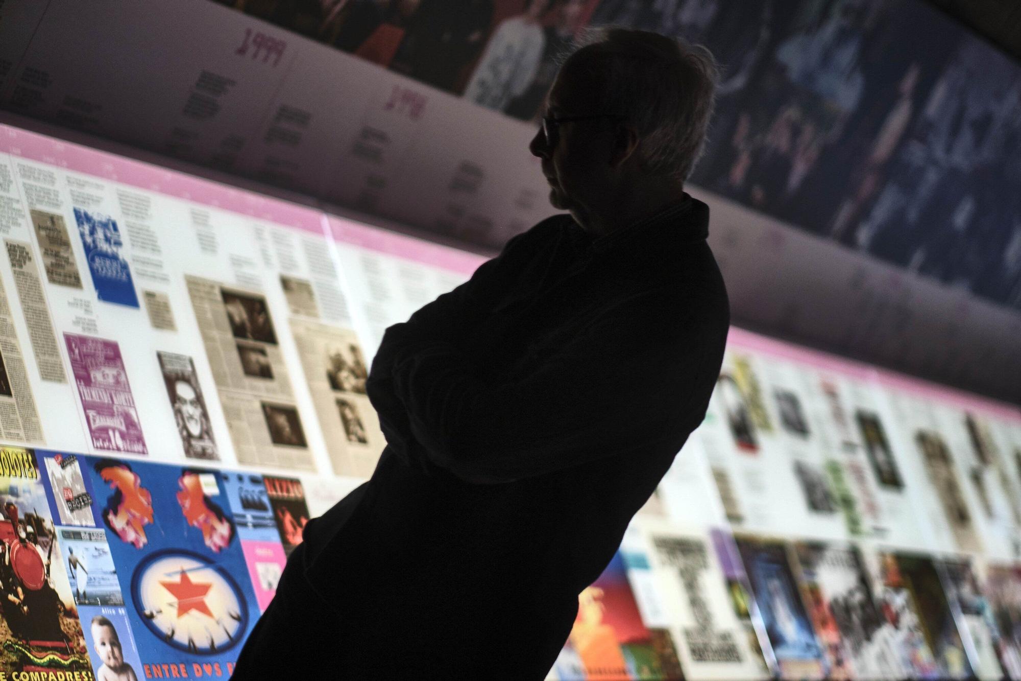 Marino Goñi observando la exposición