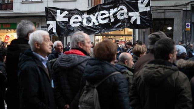 Cientos de personas durante una protesta convocada por SARE para reivindicar los derechos de los presos de ETA / EP Cientos de personas durante una protesta convocada por SARE para reivindicar los derechos de los presos de ETA