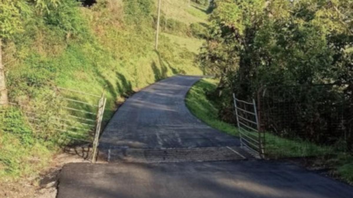 La mejora de los accesos a los barrios rurales y los caseríos es una de las prioridades del acuerdo entre el Consistorios armero y la asociación de baserritarras Andirao