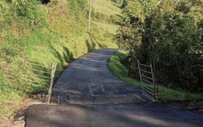 La mejora de los accesos a los barrios rurales y los caseríos es una de las prioridades del acuerdo entre el Consistorios armero y la asociación de baserritarras Andirao