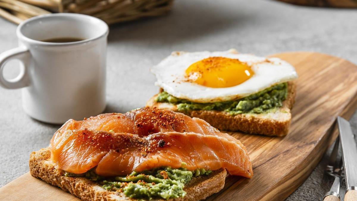 Un desayuno salado y rico en proteínas es más saciante que uno dulce.